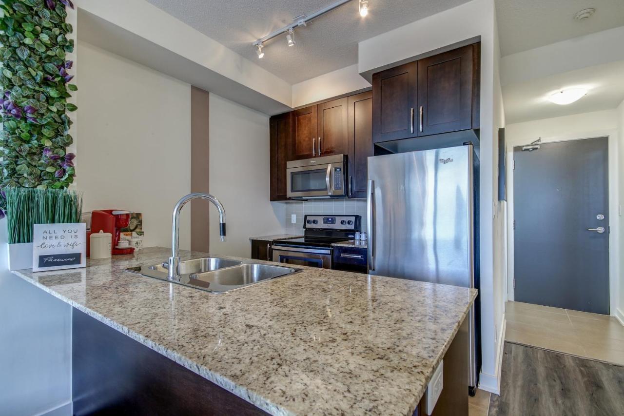 The Benetton Suite - Square One 1 Bedroom + Den + 1 Parking Mississauga Exterior photo