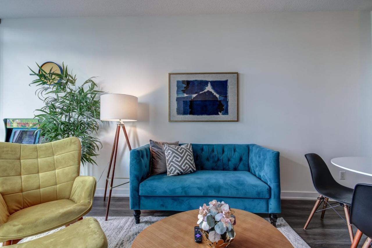 The Benetton Suite - Square One 1 Bedroom + Den + 1 Parking Mississauga Exterior photo