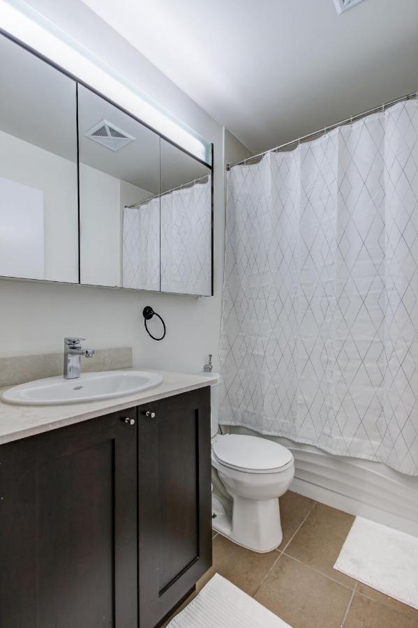 The Benetton Suite - Square One 1 Bedroom + Den + 1 Parking Mississauga Exterior photo